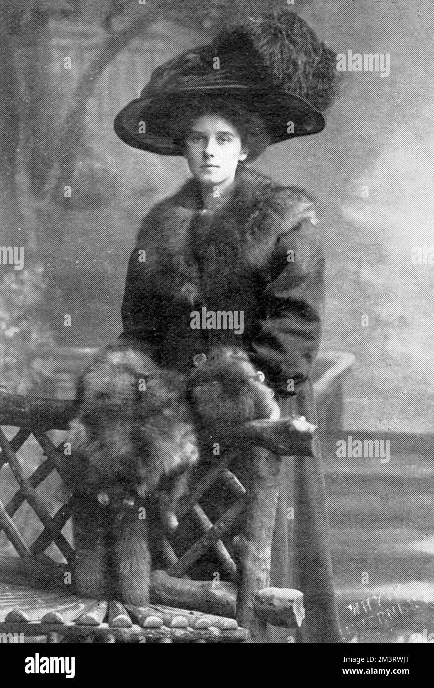 Un ritratto di Miss Violet 'Gordon' Charlesworth(b.1884), che mostra il suo abbigliamento elaborato e costoso. Divenne nota per aver faked la sua morte nel 1909, presumibilmente essere gettata dalla sua auto in mare dalle scogliere di Penmaenbach vicino Llandudno, ma fu poi scoperta viva e bene, e condannata al duro lavoro. Data: 1909 Foto Stock