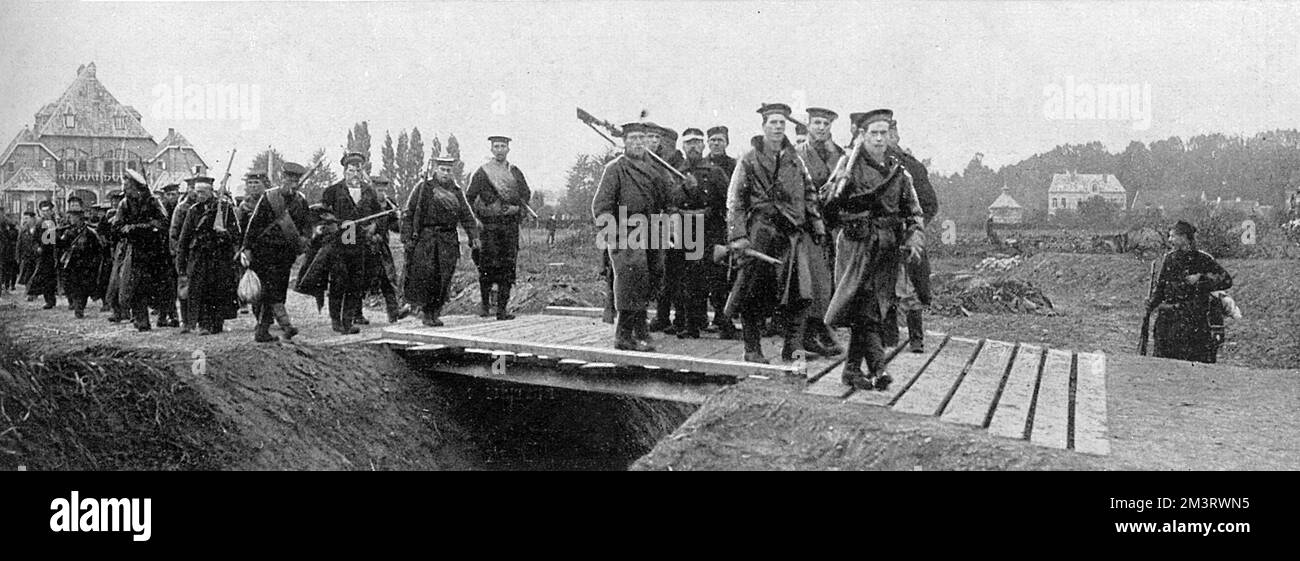 Truppe della divisione navale britannica che si accaniscono nelle trincee in preparazione dell'attacco - Anversa - Settembre, 1914. 1914 Foto Stock