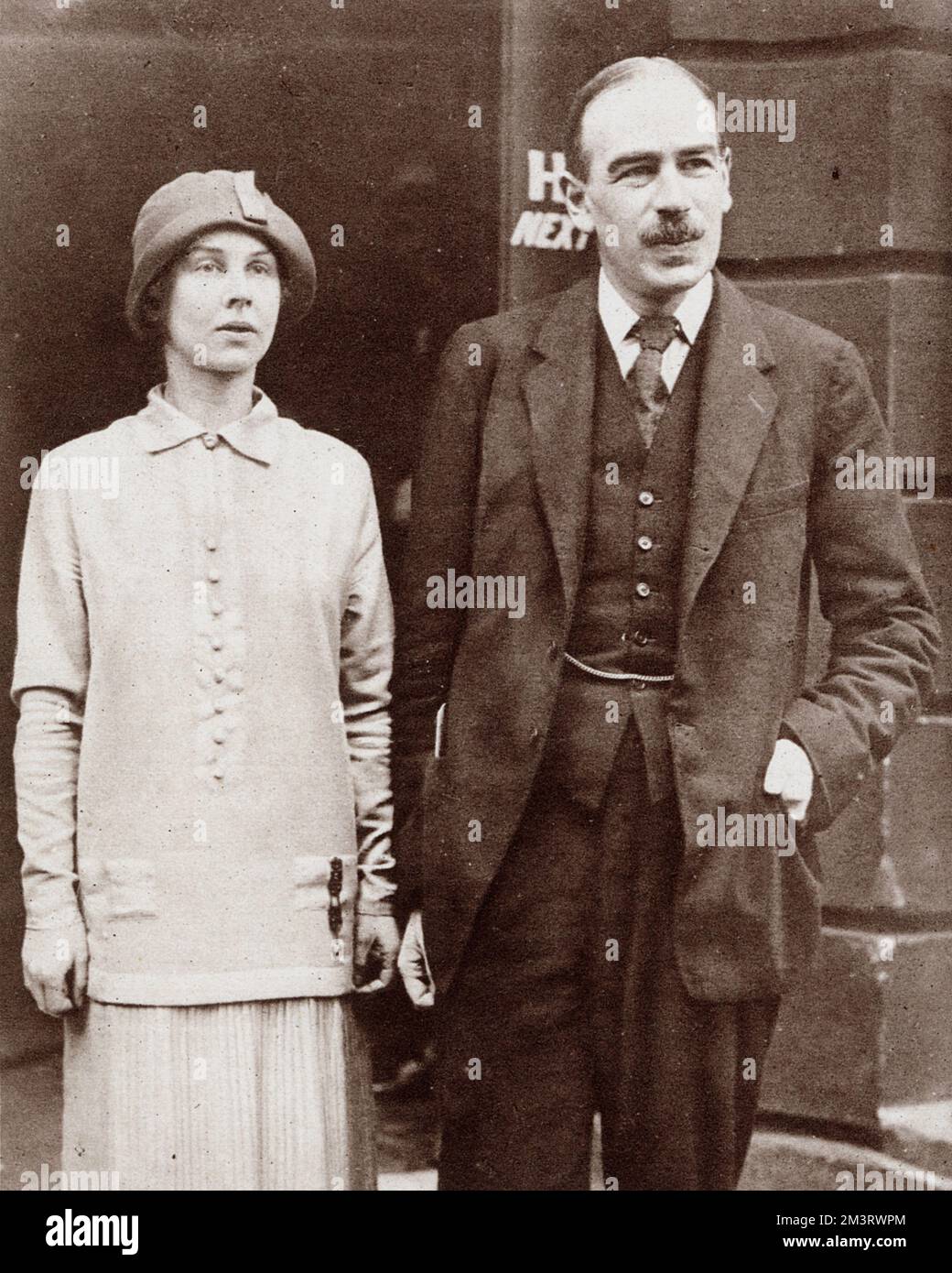 Il matrimonio della famosa ballerina, Lydia Lopokova e il noto economista John Maynard Keynes a St Ufficio registri Pancras nel 1925. Data: 1925 Foto Stock