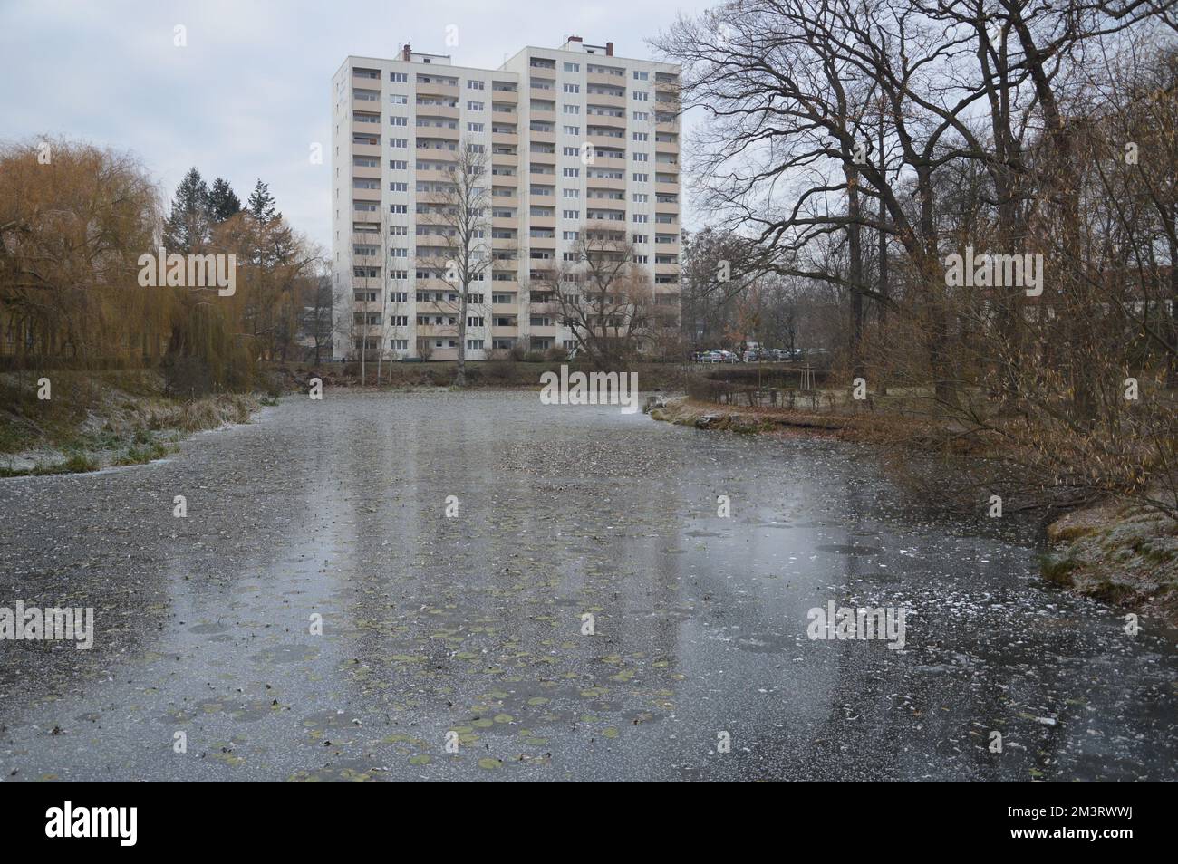 Berlino, Germania - 16 dicembre 2022 - giorno d'inverno a Lindenhof. (Foto di Markku Rainer Peltonen) Foto Stock