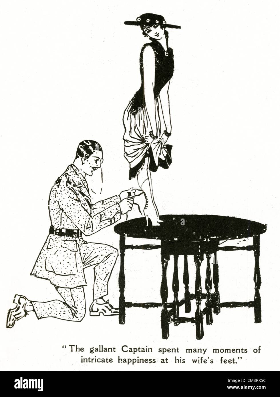 Uomo militare allacciando gli stivali di sua moglie alla moda durante la prima guerra mondiale mentre lei si trova su un tavolo. "Il Capitano alligante ha trascorso molti momenti di intricata felicità ai piedi della moglie." 1916 Data: 1916 Foto Stock