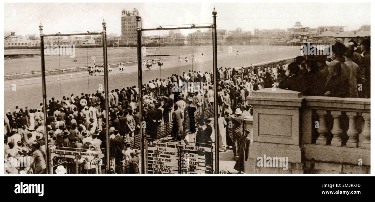 Una visione generale dell'ippodromo di Shanghai con una gara in corso, 1939. 1939 Foto Stock
