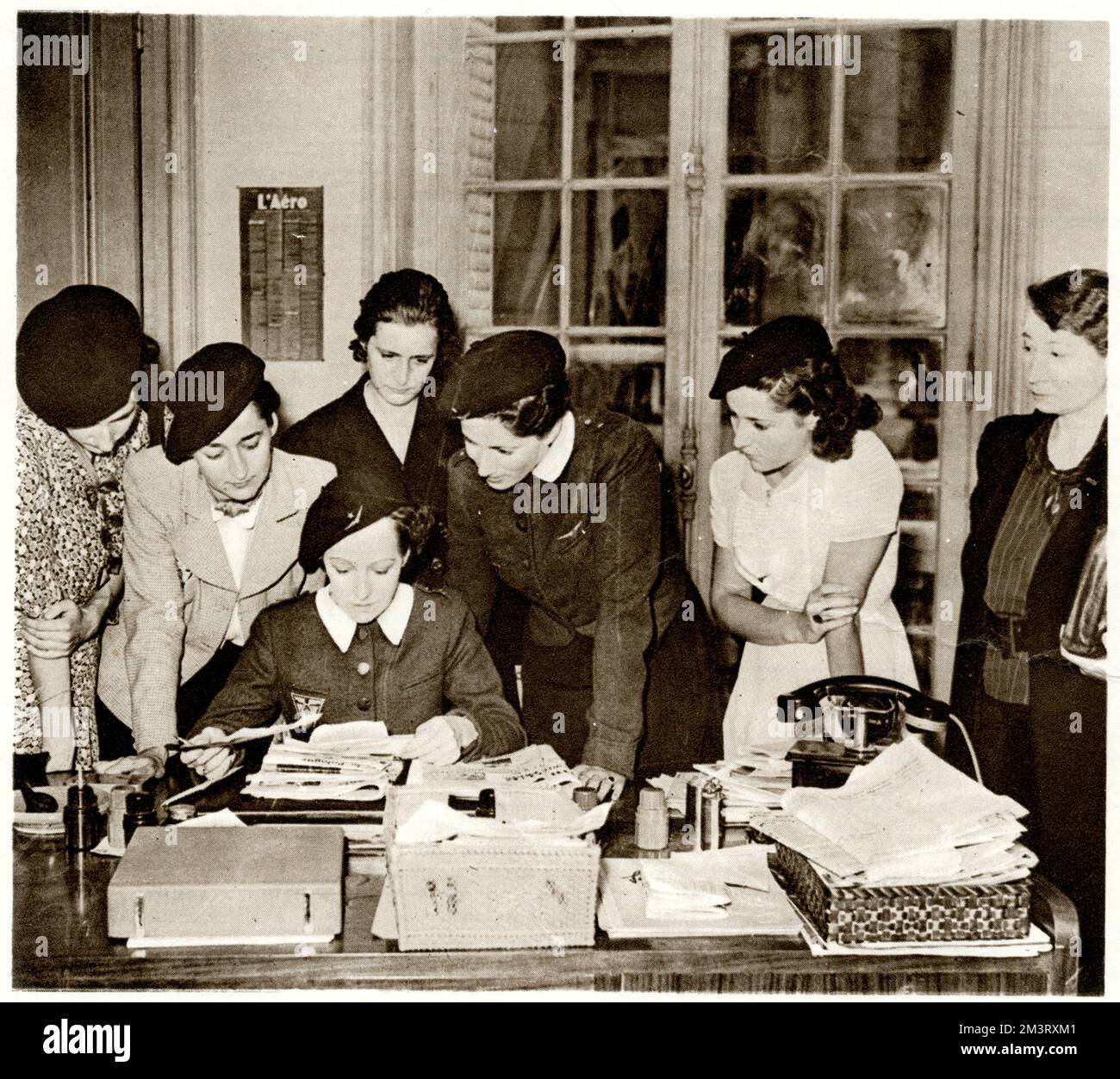 Un gruppo di donne francesi impegnate a sottoscrivere un lavoro di difesa passiva e Croce Rossa poco dopo lo scoppio della guerra nel settembre 1939. Data: Settembre 1939 Foto Stock