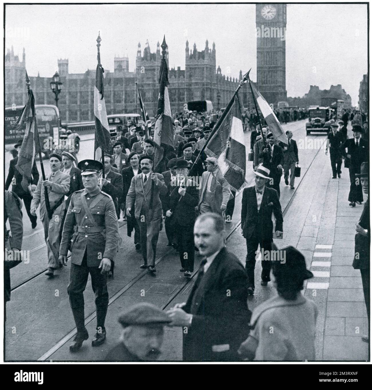 I reservisi francesi marciano con le bandiere francesi sul ponte di Westminster, dopo aver riferito al Consolato francese e averlo registrato per il servizio militare, subito dopo lo scoppio della guerra. Settembre 1939 Foto Stock