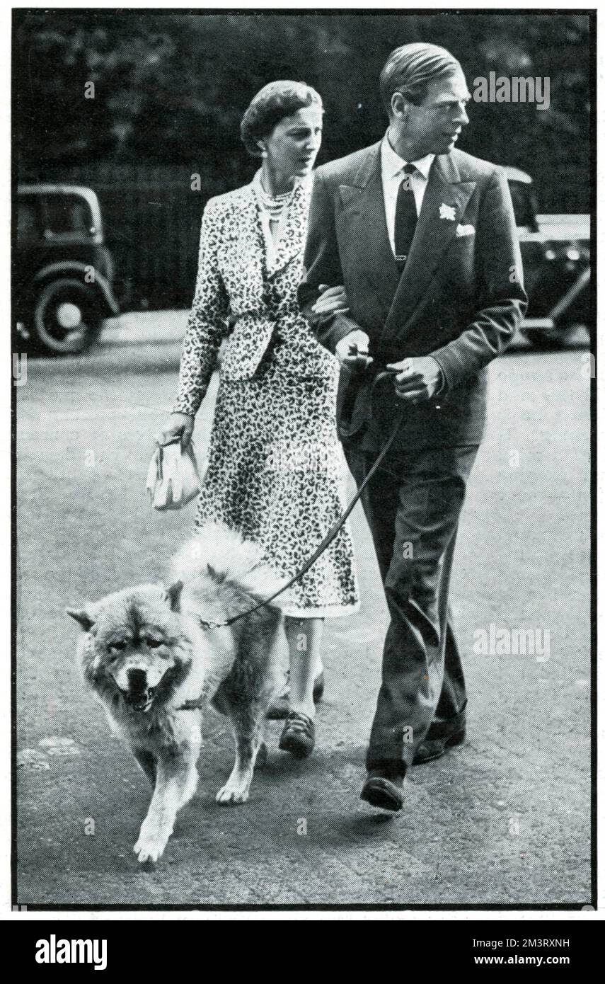 Il principe Giorgio Duca di Kent e sua moglie la principessa Marina camminano il loro cane a Belgrave Square poco dopo lo scoppio della guerra. Settembre 1939 Foto Stock