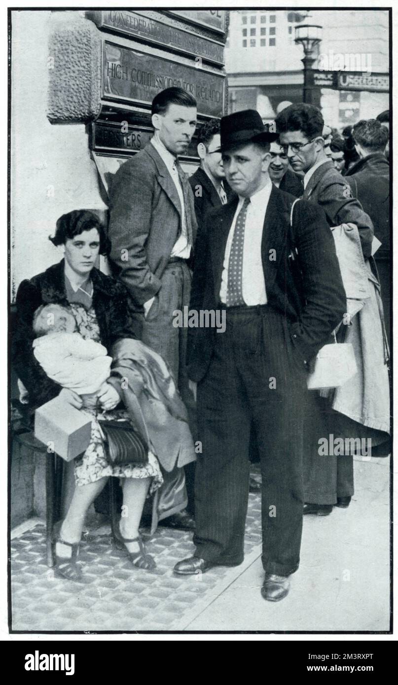 Cittadini irlandesi in attesa al di fuori dell'alta commissione per l'Irlanda nel tentativo di tornare a casa, dopo lo scoppio della guerra, settembre 1939. Settembre 1939 Foto Stock