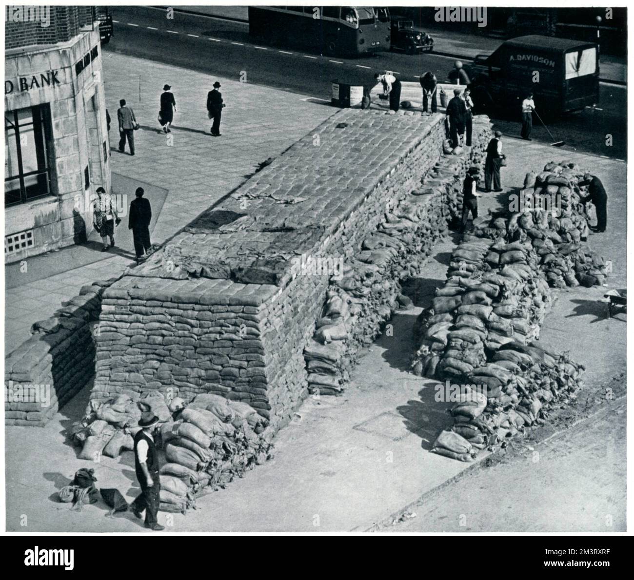 Costruzione di un rifugio antiaereo per sacchi di sabbia, settembre 1939 Foto Stock