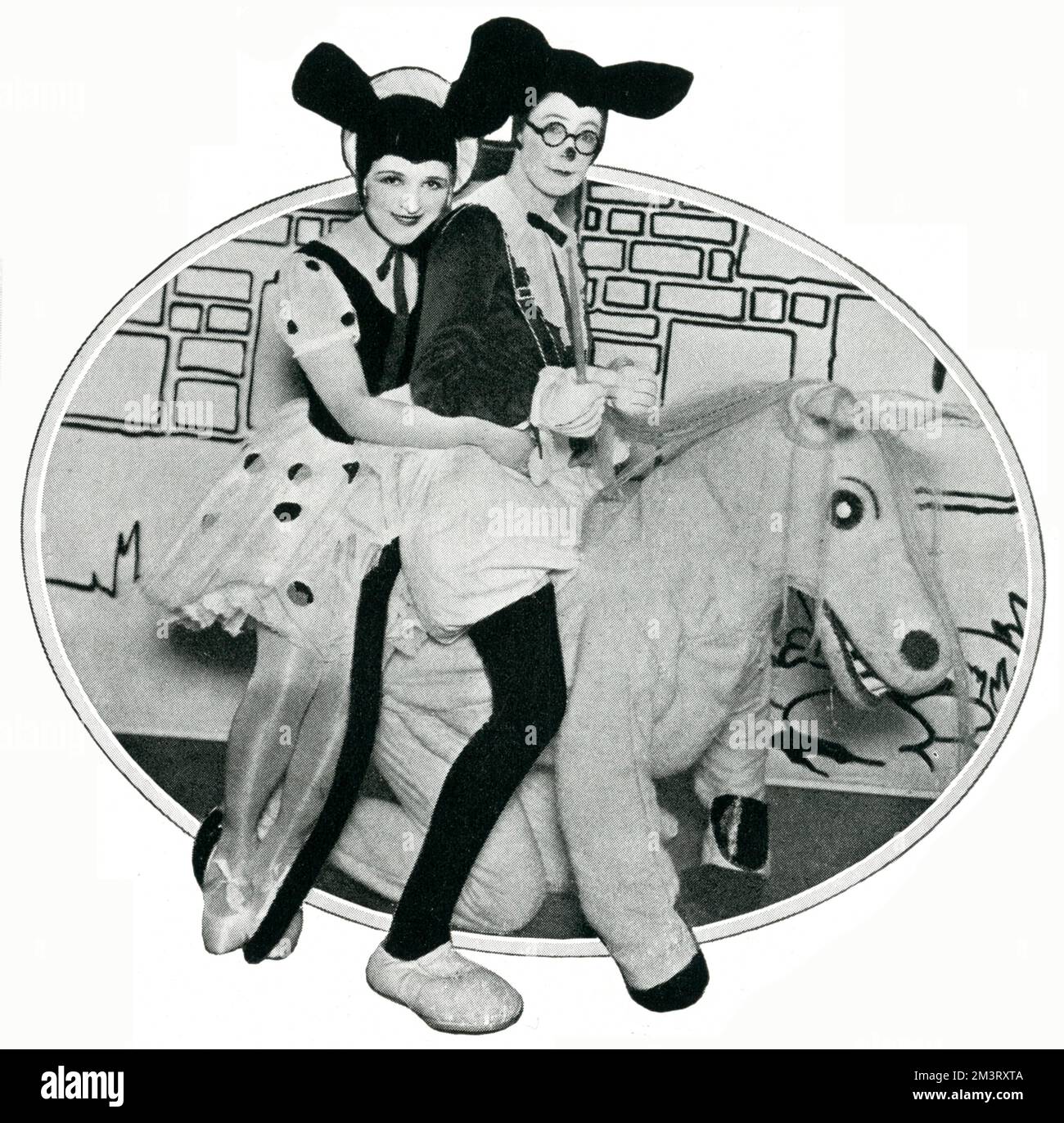 Norah Blaney e Gwen Farrar nella casa che Jack ha costruito Foto Stock