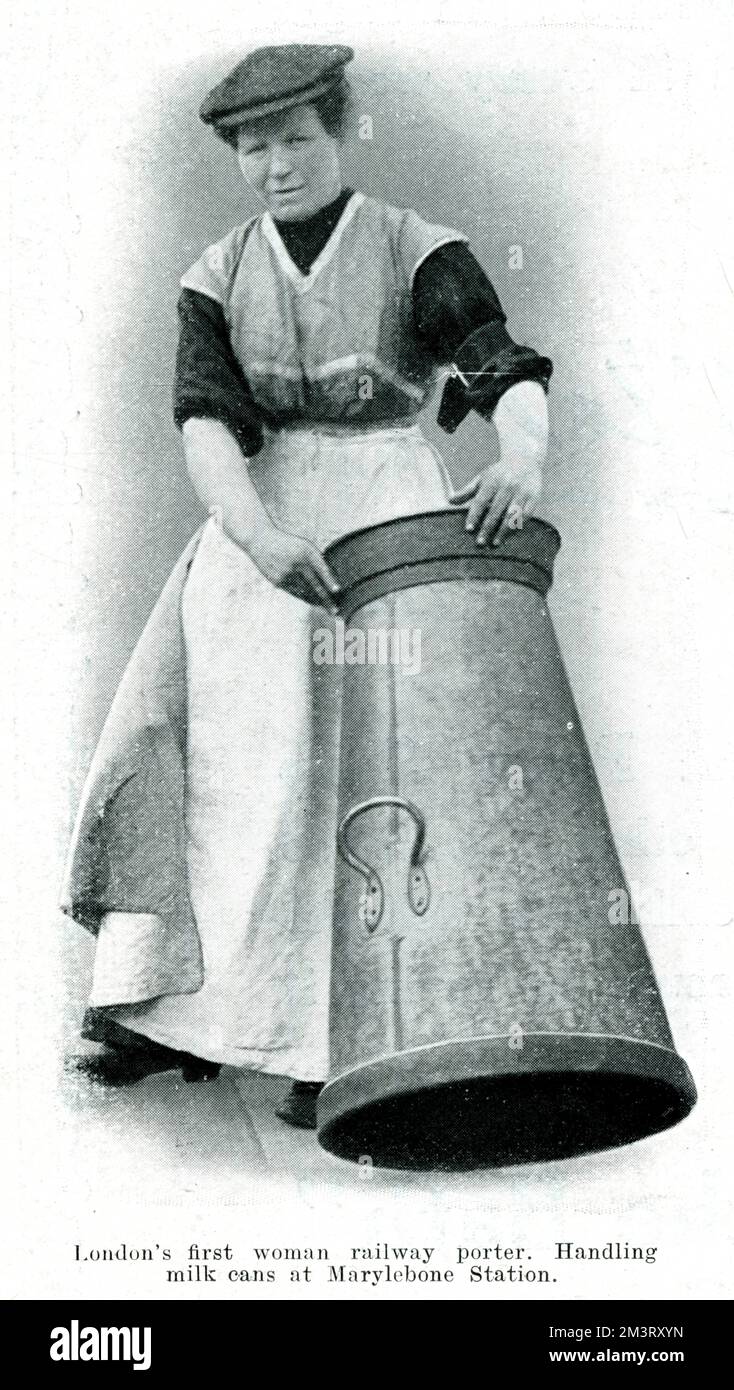 La prima giornalista ferroviaria femminile di Londra fotografata mentre trasporta la zangola di latte alla stazione di Marylebone. Data: 1915 Foto Stock