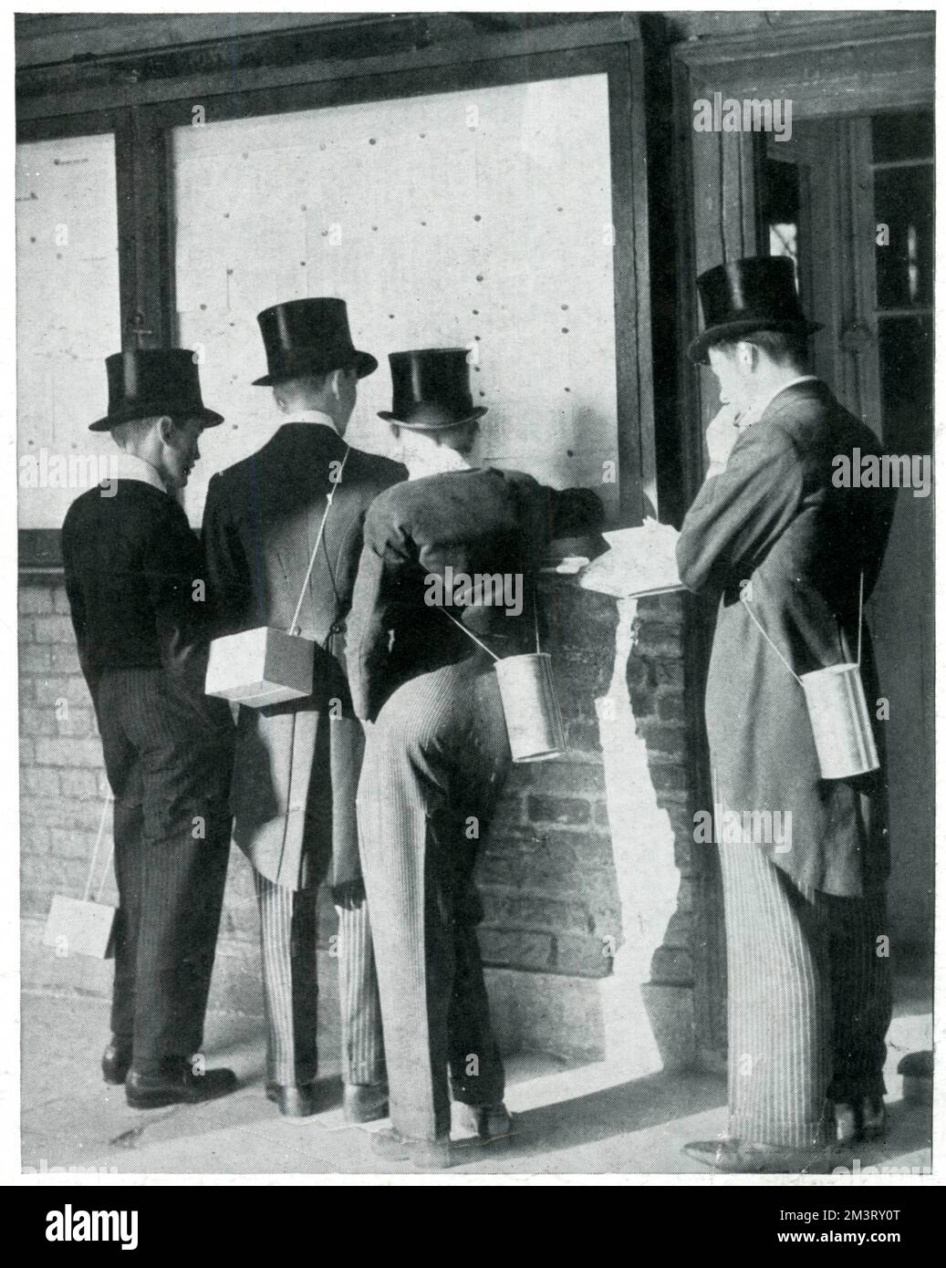 Ragazzi del college che tornano a Eton con maschere antigas, settembre 1939 Foto Stock