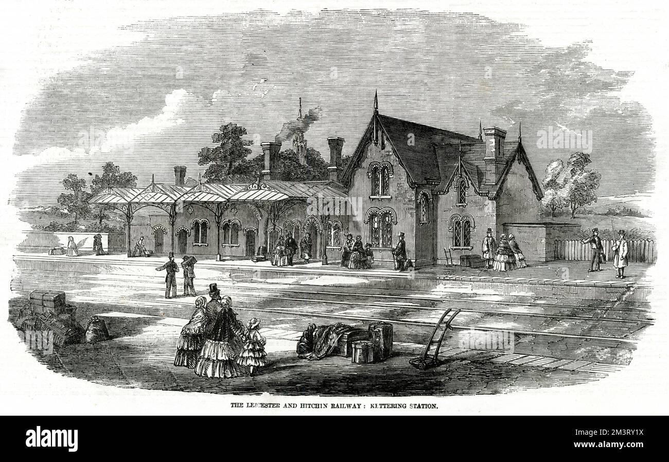 Stazione ferroviaria di Kettering, Northamptonshire, sulla linea ferroviaria di Leicester e Hitchin, con le persone in attesa con i bagagli sui binari opposti. Data: 1857 Foto Stock