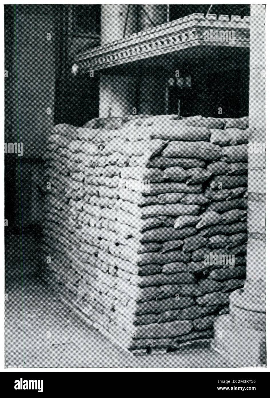 Sandbags Protecting statue of the Black Prince, settembre 1939 Foto Stock