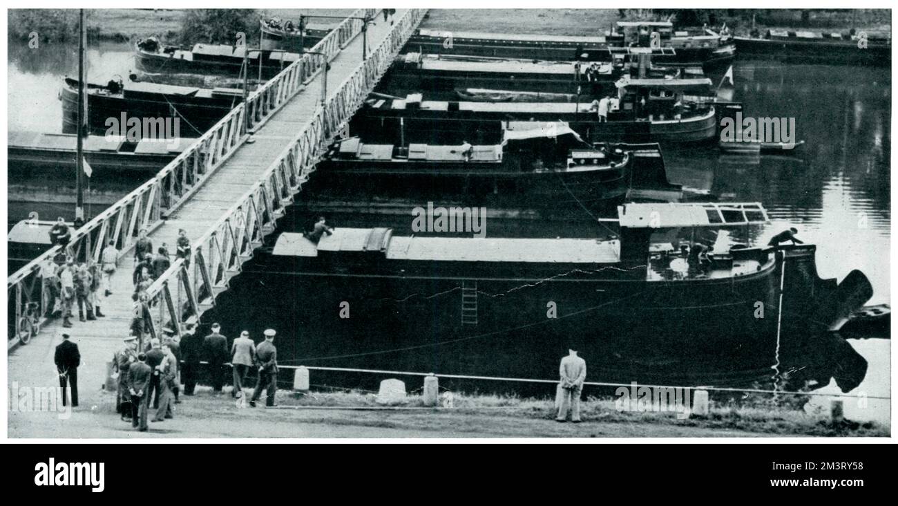 Ponte temporaneo di emergenza costruito in Belgio in caso di invasione tedesca. Il ponte è sostenuto da cinque chiatte che fungono da pontoni e riflettono misure più ampie adottate dopo lo scoppio della guerra per proteggere la neutralità belga. Data: 1939 Foto Stock