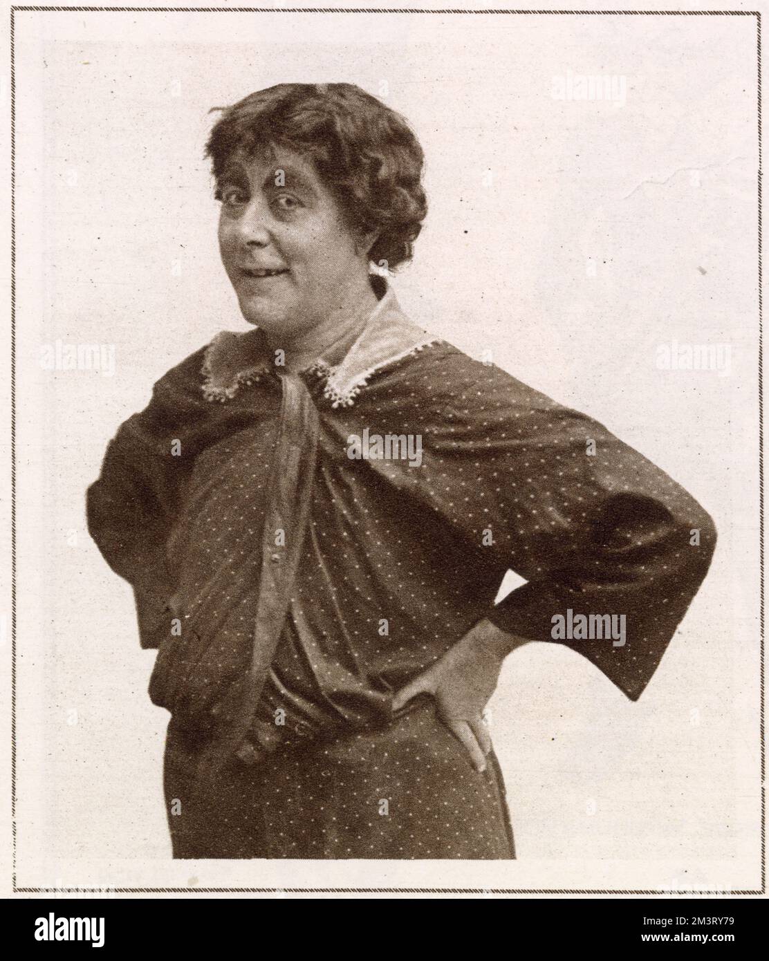 Sir George Edward Wade (1869 - 1954), comico, professionalmente conosciuto come George Robey fotografato nel suo costume come una pantomima dame di Jack e il Beantalk all'Ippodromo di Londra. Foto Stock