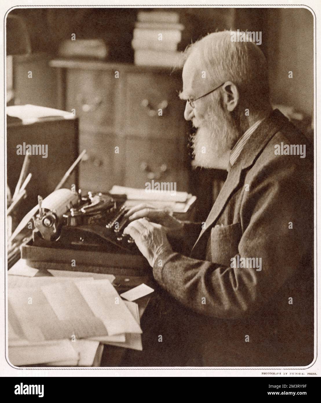 George Bernard Shaw (1856 - 1950), drammaturgo irlandese, critico, polemicista e attivista politico. Fotografia che mostra Bernard Shaw alla sua macchina da scrivere quando aveva 82 anni. Foto Stock