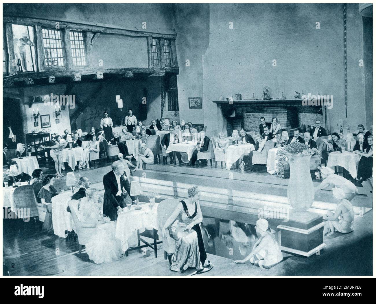 Scena dal film 'Roadhouse' basata sulla commedia di Walter Hackett e diretta da Maurice Elvey. Il gioco e il film sono stati ispirati dal fenomeno popolare della roadhouse o del club fuori città durante i primi anni '1930s. In questo caso, l'antica 'Angel Inn' diventa la 'Angel Face Roadhouse' con molte strutture divertenti che soddisfano i 'giovani modern'. Data: 1934 Foto Stock