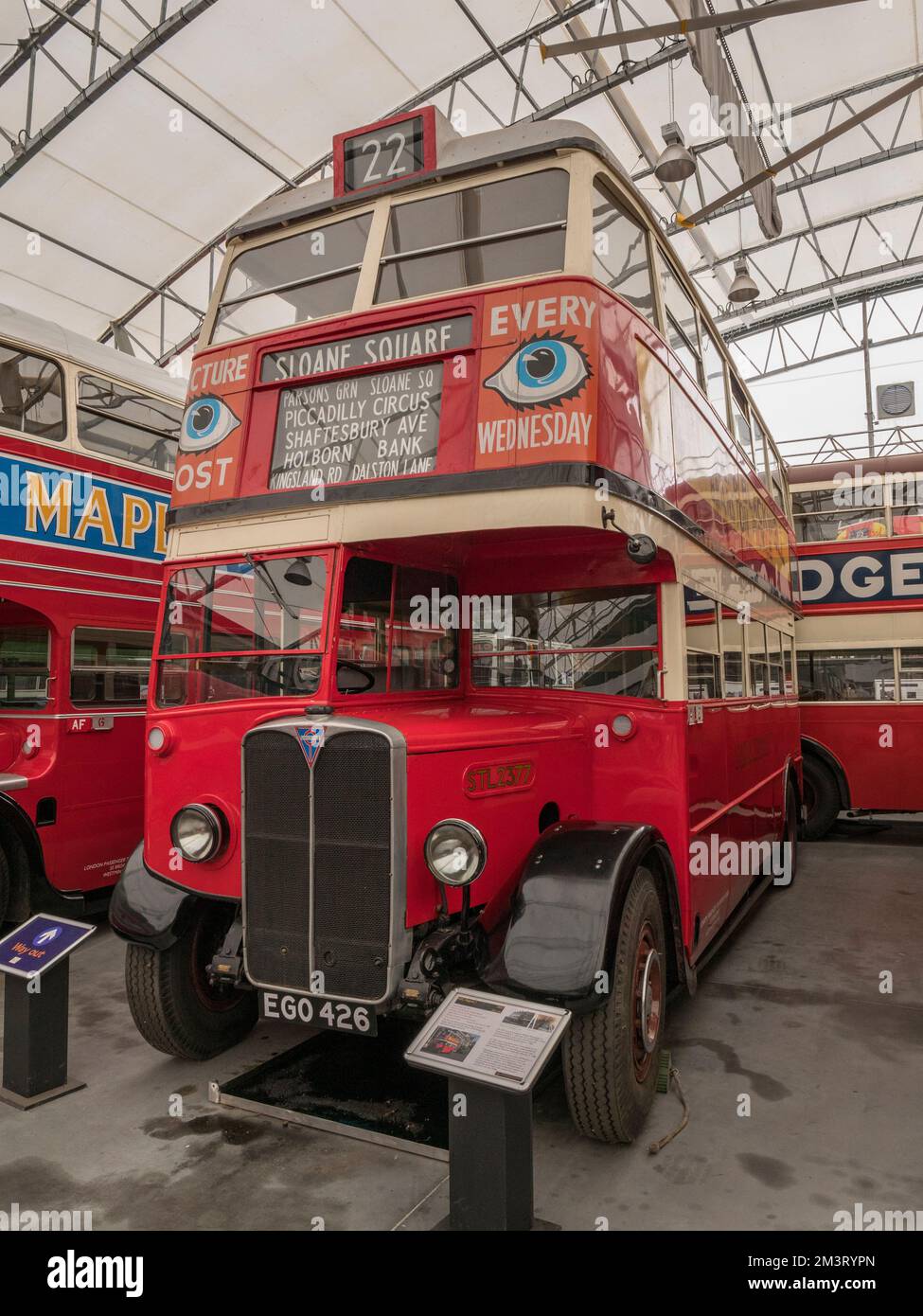 A 1937 AEC Regent i (EGO 426), London Passenger Transport Board n. 22 autobus rosso nel London Bus Museum, parte del Brooklands Museum, Surrey, Regno Unito. Foto Stock