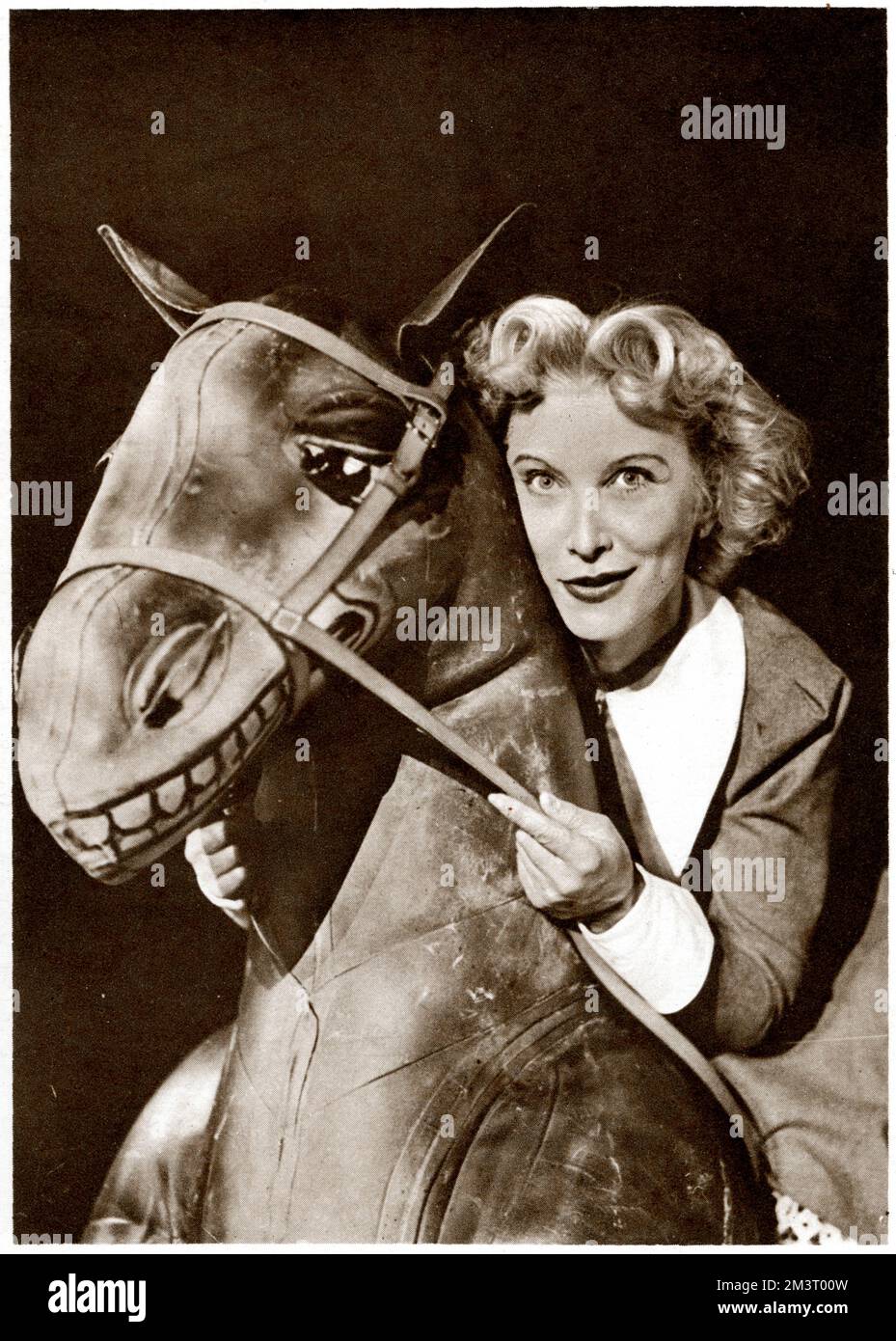 Frances Day cavalcando un 'cavallo' come Polly Brown nella commedia musicale, The Fleet's Lit Up al London Hippodrome nel 1938. The Sketch scrive: "Lei dà la sua solita performance deliziosa, sfuggente, naughty, e canta con fascino". 1938 Foto Stock