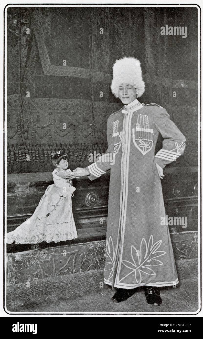 Machnow The Giant, presunto alto 9' 3" (più probabilmente 7' 10") apparso all'Ippodromo di Londra nel 1905 con la piccola Madame Chiquita che è a soli 18" di altezza. Data: 1902 Foto Stock