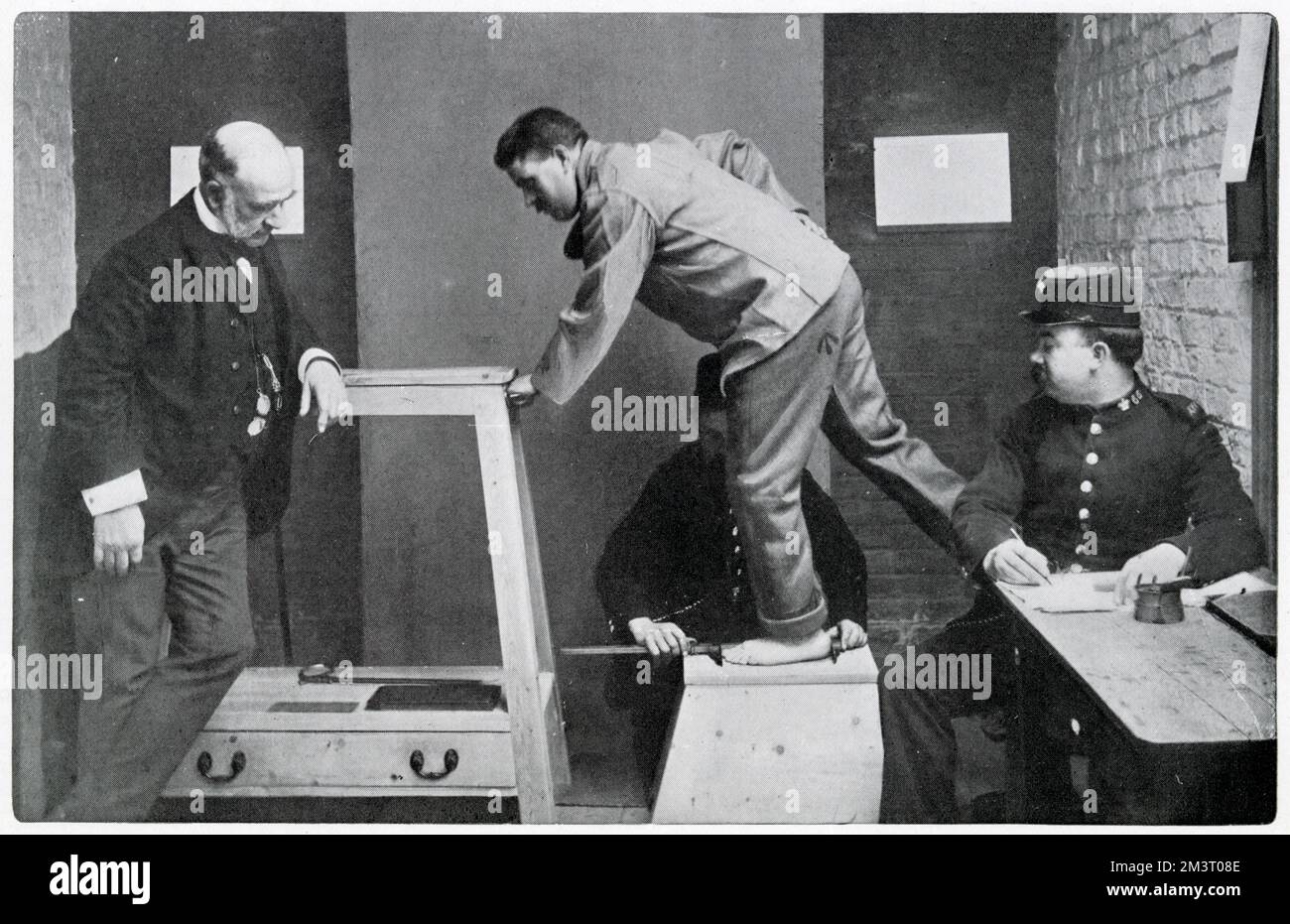 Un prigioniero maschio che ha le mani e i piedi misurati a Wormwood scrubs prigione nel 1903. Data: 1903 Foto Stock