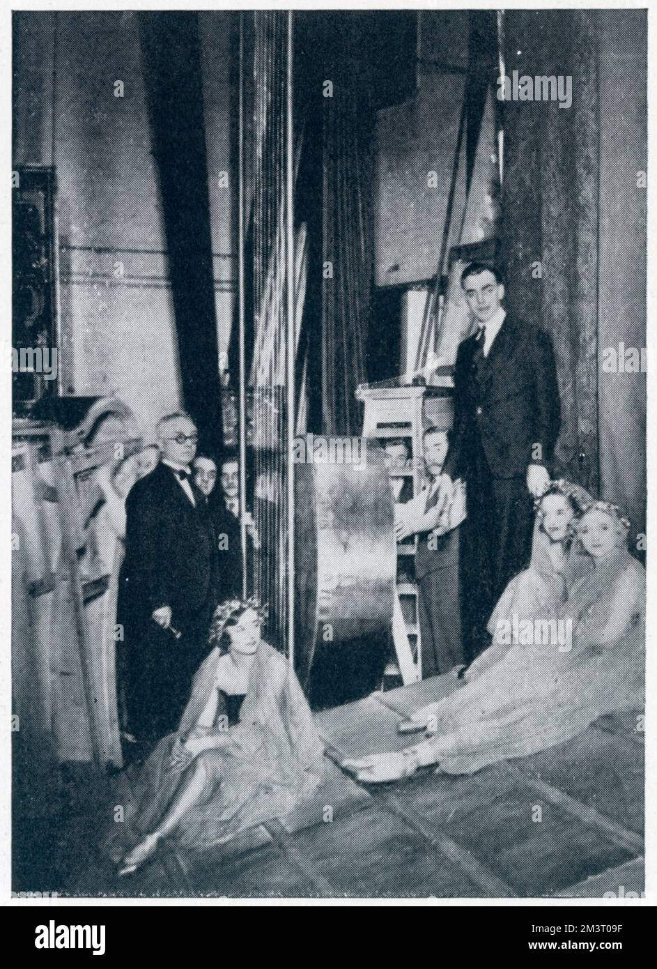 I membri del cast di Bow Bells all'ippodromo di Londra, catturarono il backstage tra le scene. Data: 1932 Foto Stock