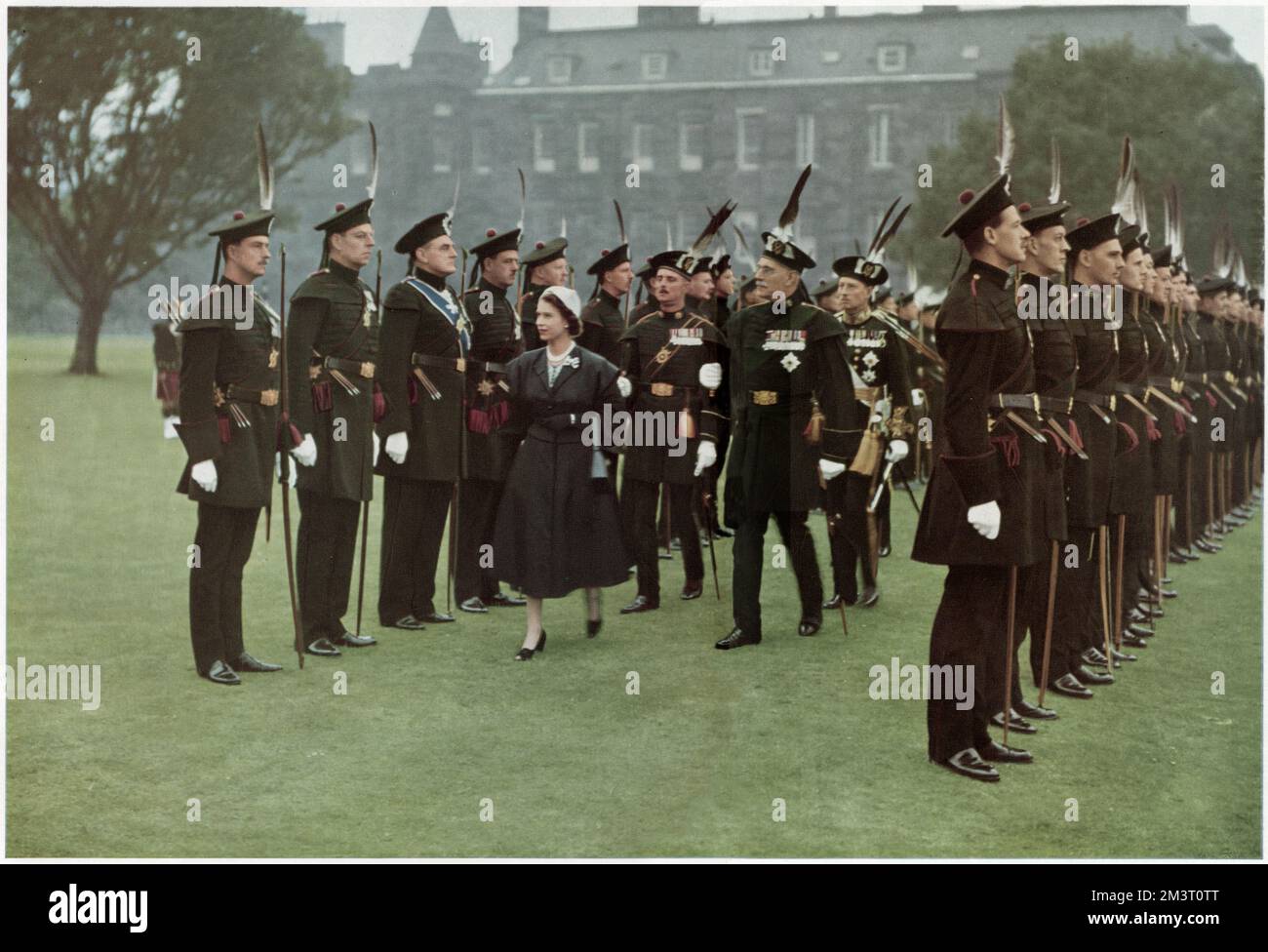 La regina Elisabetta II ispezionando la sua Royal Company of Archers, la guardia del corpo della regina per la Scozia a Holyroodhouse nel giugno 1953. Accompagnando la Regina c'è il col. Il Conte di Stair, e col. Il Visconte Dalrymple e il Duca di Buccleuch. Data: 1953 Foto Stock