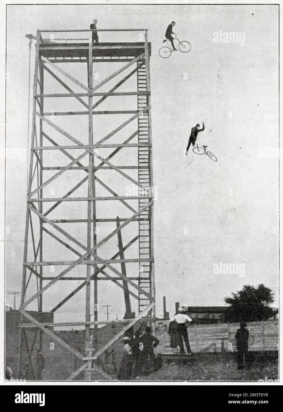 Eddie Gifford, il ciclista a una zampe in una fotografia che dimostra il suo salto in bicicletta a prova di morte da una piattaforma sopraelevata sul tetto dell'Ippodromo. Si tuffò dalla piattaforma, attraverso il foro nel tetto e nel serbatoio dell'acqua sottostante. Gifford aveva perso la gamba in una precedente acrobazia. Data: 1902 Foto Stock