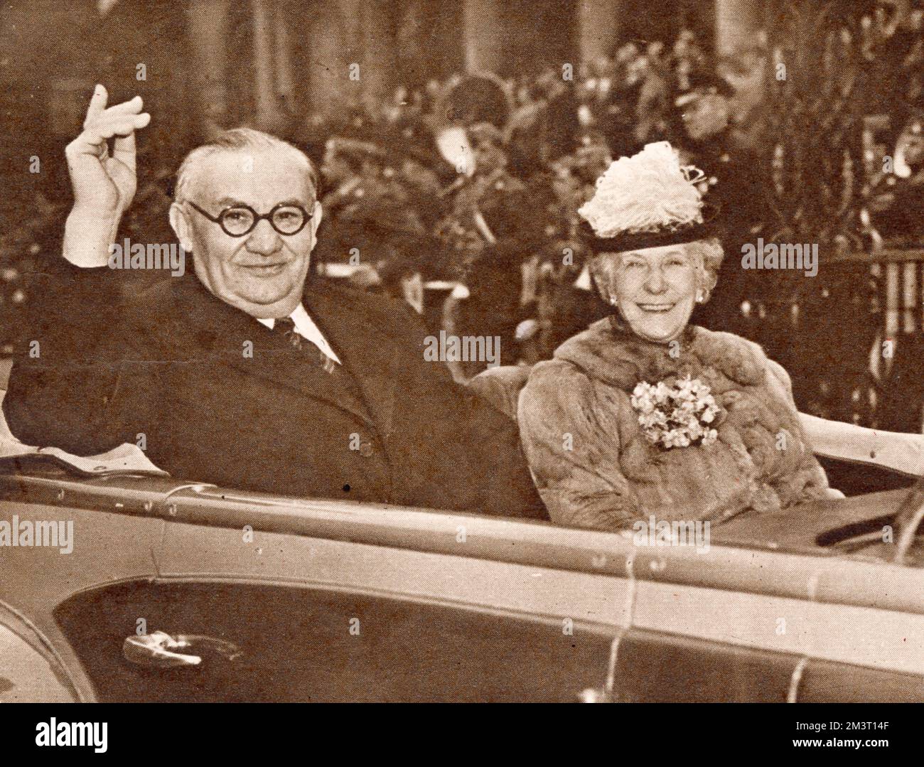 Ernest Bevin, allora ministro degli Esteri, ha ritratto con sua moglie in visita a New York nel 1946 come rappresentante del Regno Unito presso le Nazioni Unite. Foto Stock