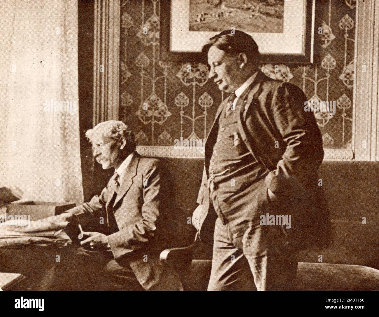 Ernest Bevin con Ramsay Macdonald all'epoca sosteneva le richieste dei portuali di ottenere un salario minimo presso la corte d'inchiesta dei lavoratori dei trasporti. Foto Stock