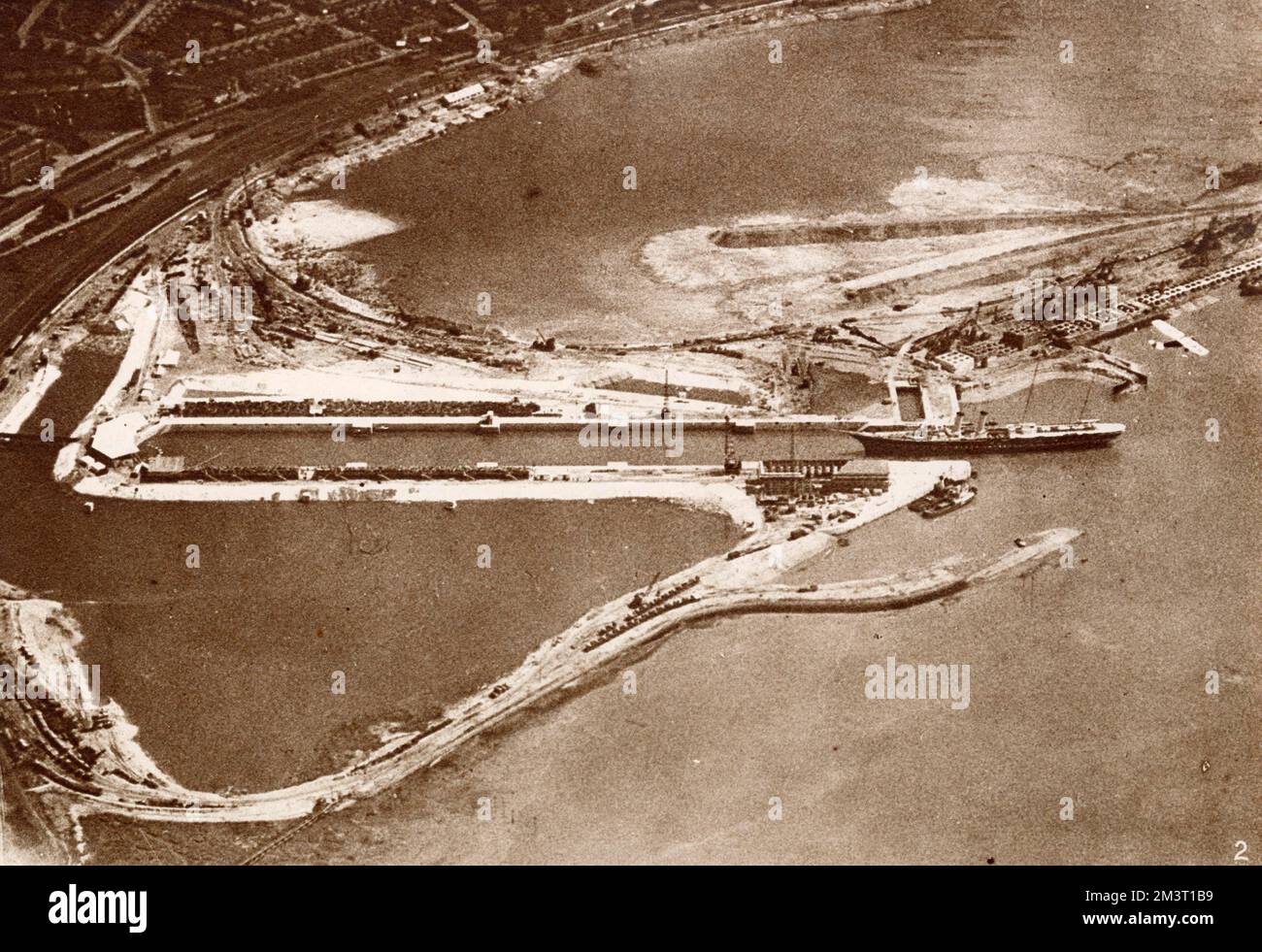 L'apertura reale del nuovo Dry Dock a Southampton Mercoledì, 26 luglio 1933 da re Giorgio V, accompagnato dalla regina e il duca e duchessa di York. Una veduta aerea del Royal Yacht ‘Victoria and Albert III’ mentre entrò nel molo, che il Re chiamò ‘il Re Giorgio V Graving Dock’ Foto Stock