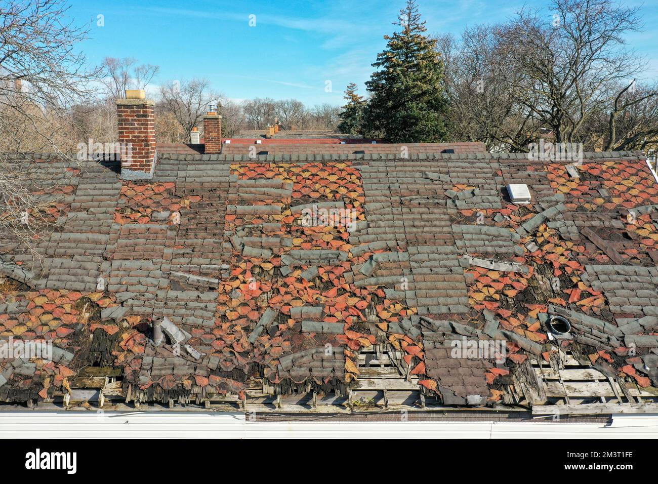 Detroit, Michigan - la manutenzione del tetto è carente su molte case in quartieri a basso reddito, alcuni vacanti e altri occupati. La mancanza di riparazioni--eithe Foto Stock