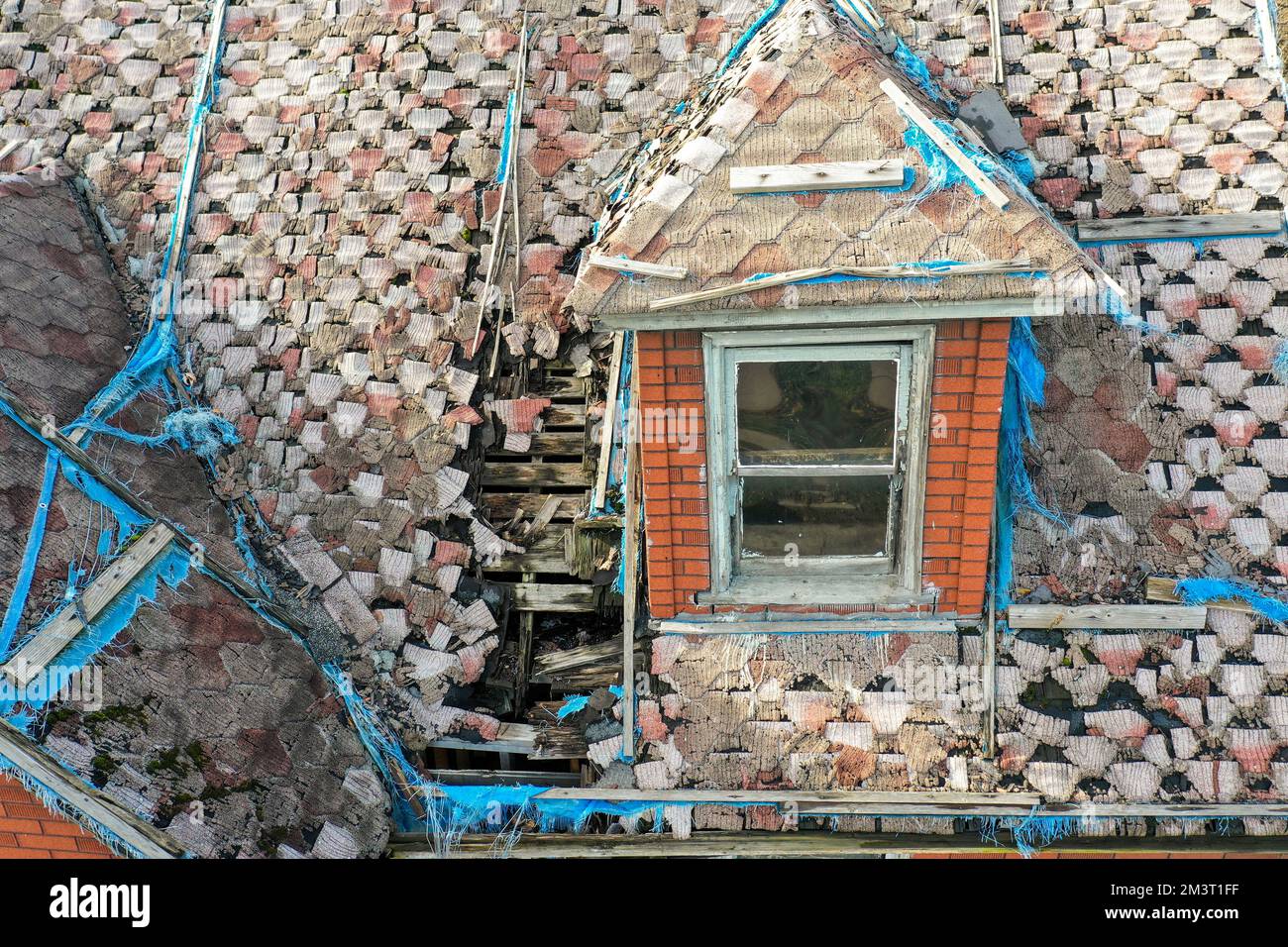 Detroit, Michigan - la manutenzione del tetto è carente su molte case in quartieri a basso reddito, alcuni vacanti e altri occupati. La mancanza di riparazioni--eithe Foto Stock