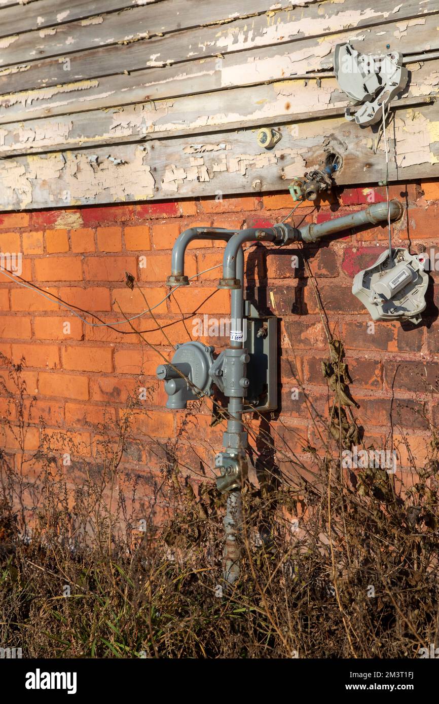 Detroit, Michigan - il gas è spento e il contatore rimosso su una casa in un quartiere a basso reddito. Circa un terzo delle famiglie di Detroit vive al di sotto del t Foto Stock