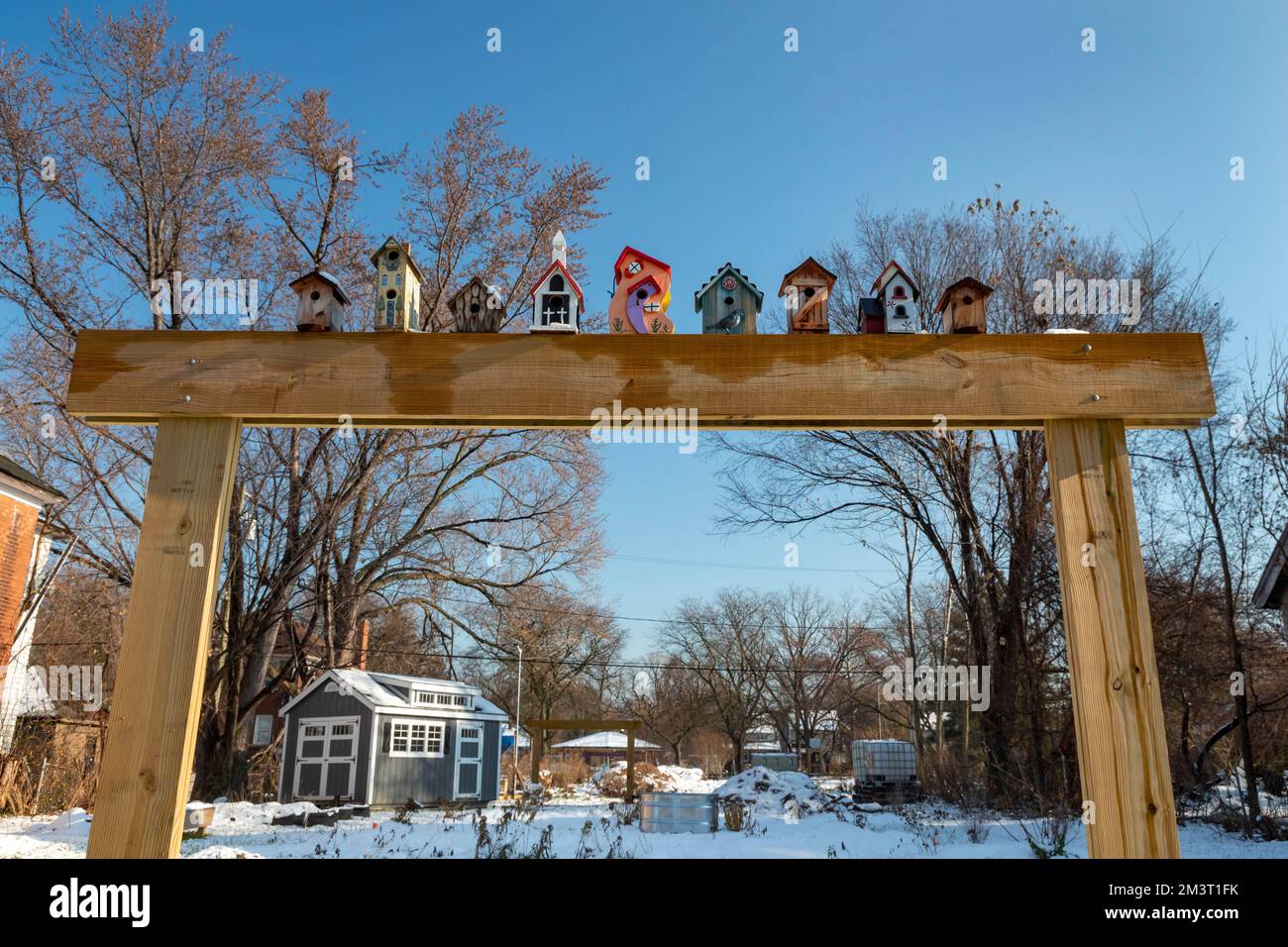 Detroit, Michigan - birdhouses decorate in un parco in inverno nel quartiere Jefferson-Chalmers. Foto Stock