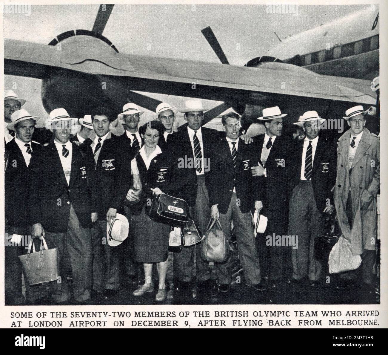 Alcuni dei 72 membri della British Olympic Team, che sono tornati dai Giochi di Melbourne all'aeroporto di Londra il 9 dicembre. Foto Stock