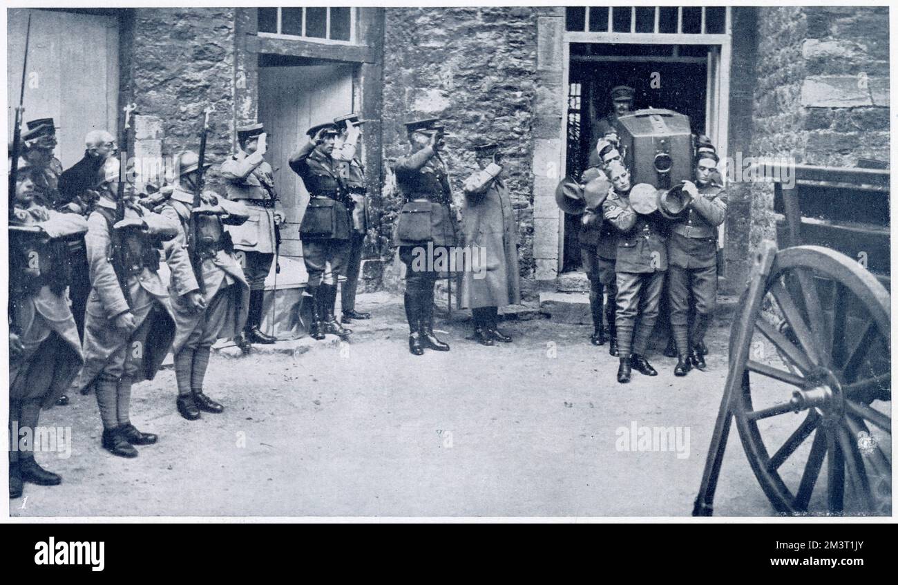 Il Guerriero britannico sconosciuto inizia il suo viaggio in casa dalla Francia per essere sepolto nell'Abbazia di Westminster. Il generale Foch saluta la bara di Boulogne. Novembre 1920 Foto Stock