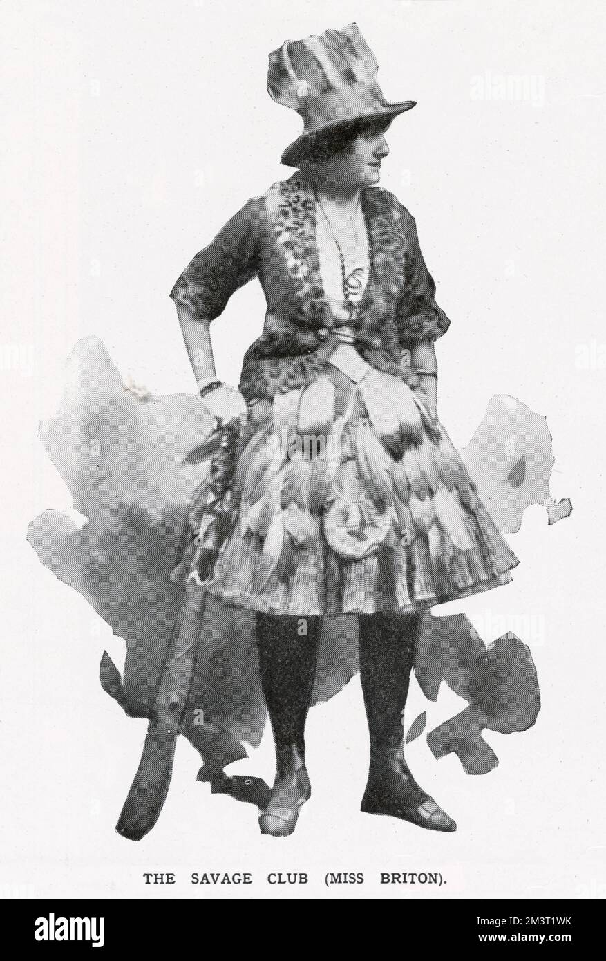 Un membro del cast della rivista Albert de Courville, Shell out at the Comedy Theatre, vestito come The Savage Club, uno dei numerosi costumi che rappresentano vari club londinesi per una particolare scena. Foto Stock