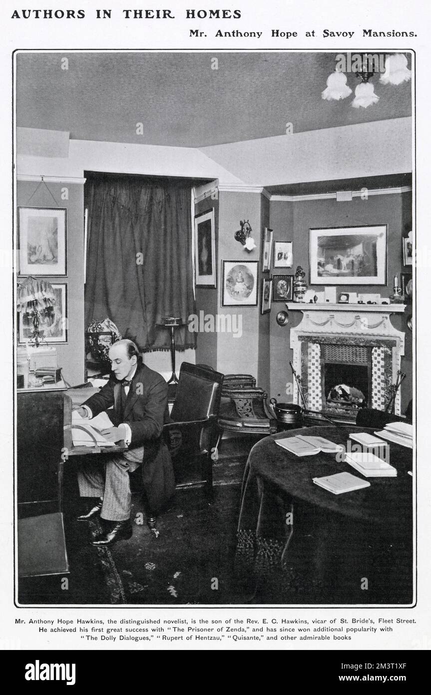 Anthony Hope Hawkins (1863 - 1933), romanziere e drammaturgo inglese, meglio conosciuto per il suo romanzo, il prigioniero di Zenda. Foto al lavoro nella sua casa a Savoy Mansions a Londra, parte di una lunga serie di fotografie nel Tatler che mostra scrittori a casa. Foto Stock