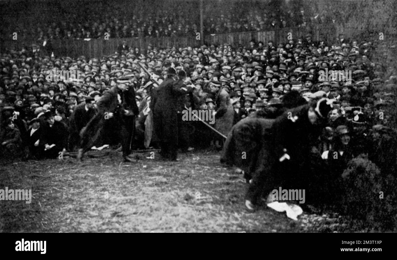 Sfondando i binari al Cardiff Arms Park Foto Stock