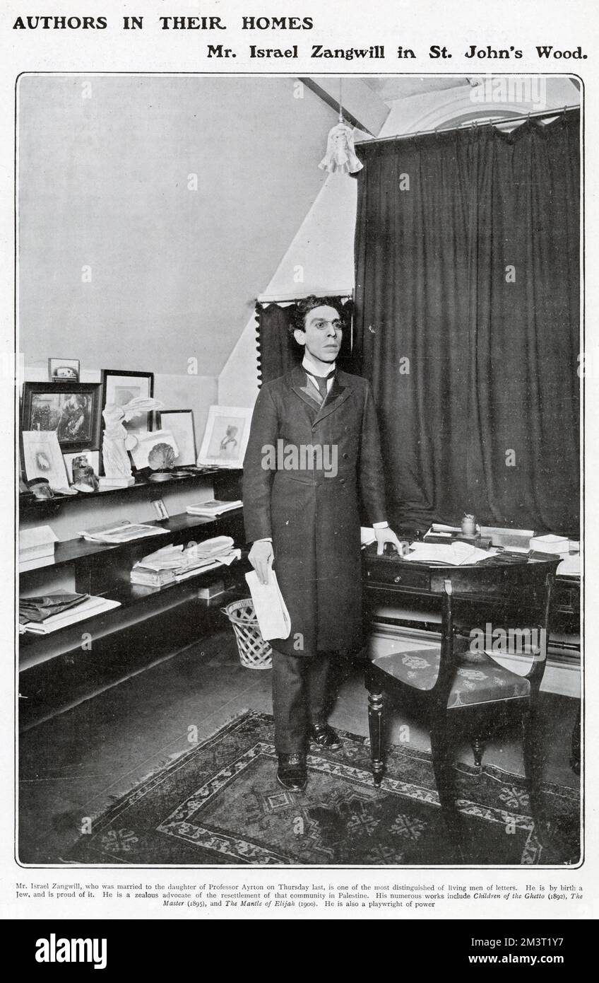 Israel Zangwill (1864 - 1926), drammaturgo e romanziere inglese, con un particolare interesse per i temi ebraici. Nella foto del suo studio, parte di una lunga serie nella rivista Tatler che mostra le persone nelle loro case. Foto Stock