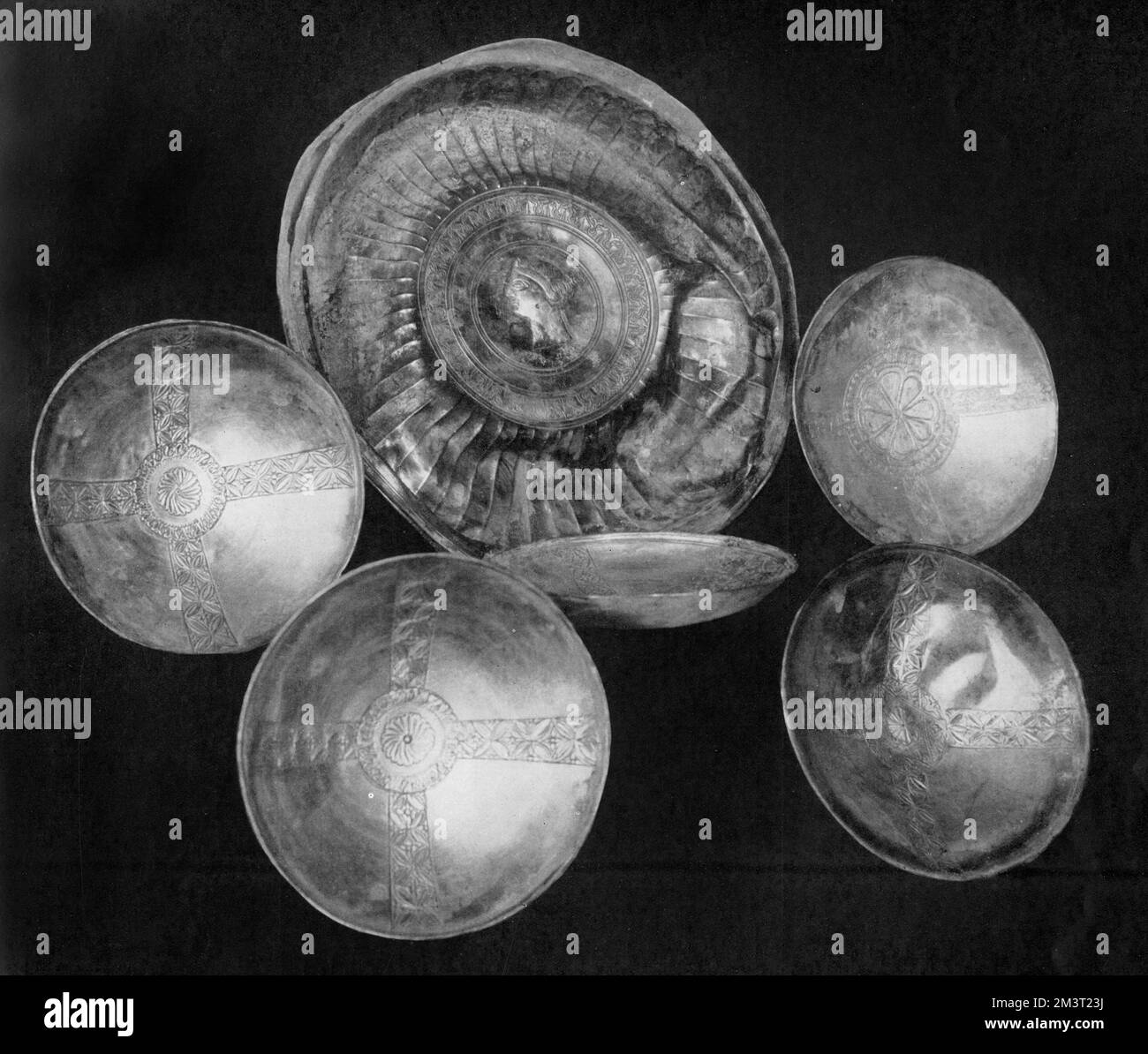 Treasure trove from the Dark Ages: Pezzi di piatto ornamentale bizantino tra i molti magnifici oggetti che sono stati scoperti a Sutton Hoo, Suffolk. Il piatto d'argento al centro fu realizzato a Costantinopoli (Istanbul) intorno all'anno 250 d.C. Porta il segno distintivo dell'imperatore Anastasio. Foto Stock