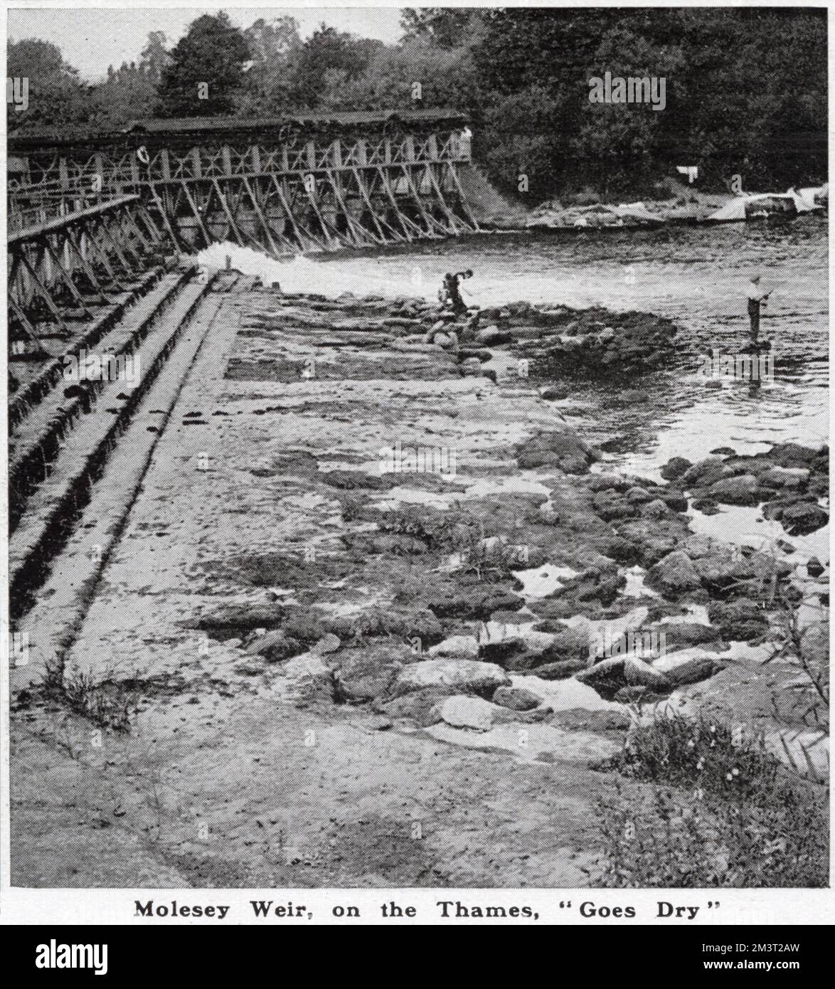 Molesey Weir, di solito noto per la sua corrente d'acqua, si è dimostrato completamente asciutto durante un periodo di prolungata siccità nel 1921. Foto Stock