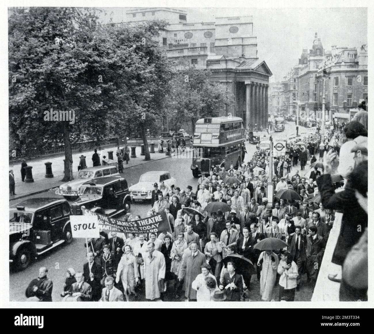 Vivien Leigh e Laurence Olivier si uniscono a una marcia di protesta contro la demolizione di San James's Theatre. Data: 1956 Foto Stock