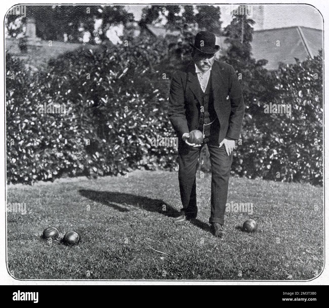Il signor William i'Anson, allenatore di cavalli da corsa, ha illustrato la pratica sul prato del bowling di Highfield House, Malton, Yorkshire. Foto Stock