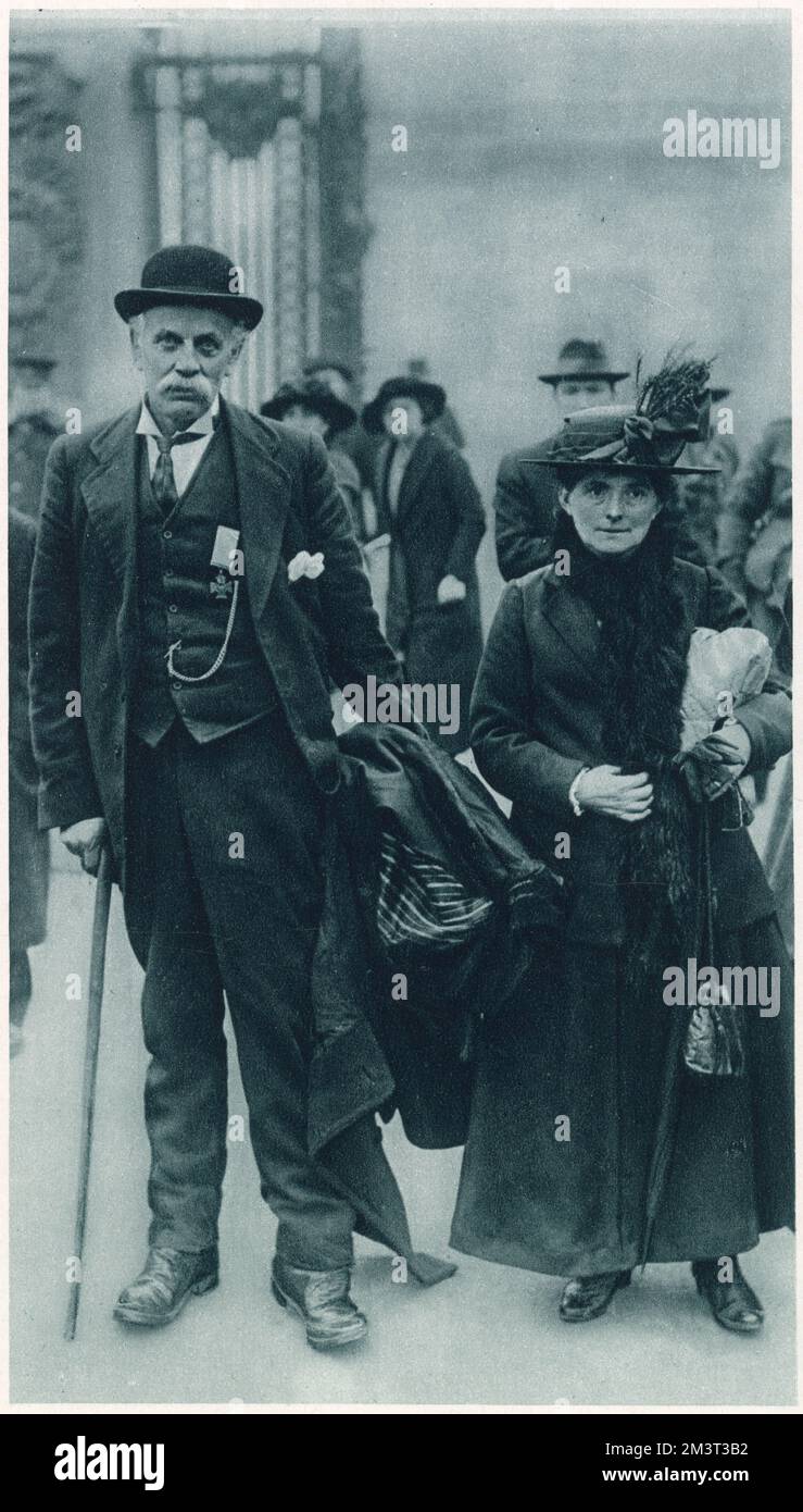 La madre e il padre di Fallen Solder ricevono Victoria Cross Foto Stock