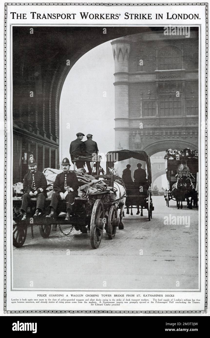 Lo sciopero dei lavoratori dei trasporti a Londra. La polizia sta sorvegliando un carro che attraversa il Tower Bridge dai moli di St Katharine. Foto Stock