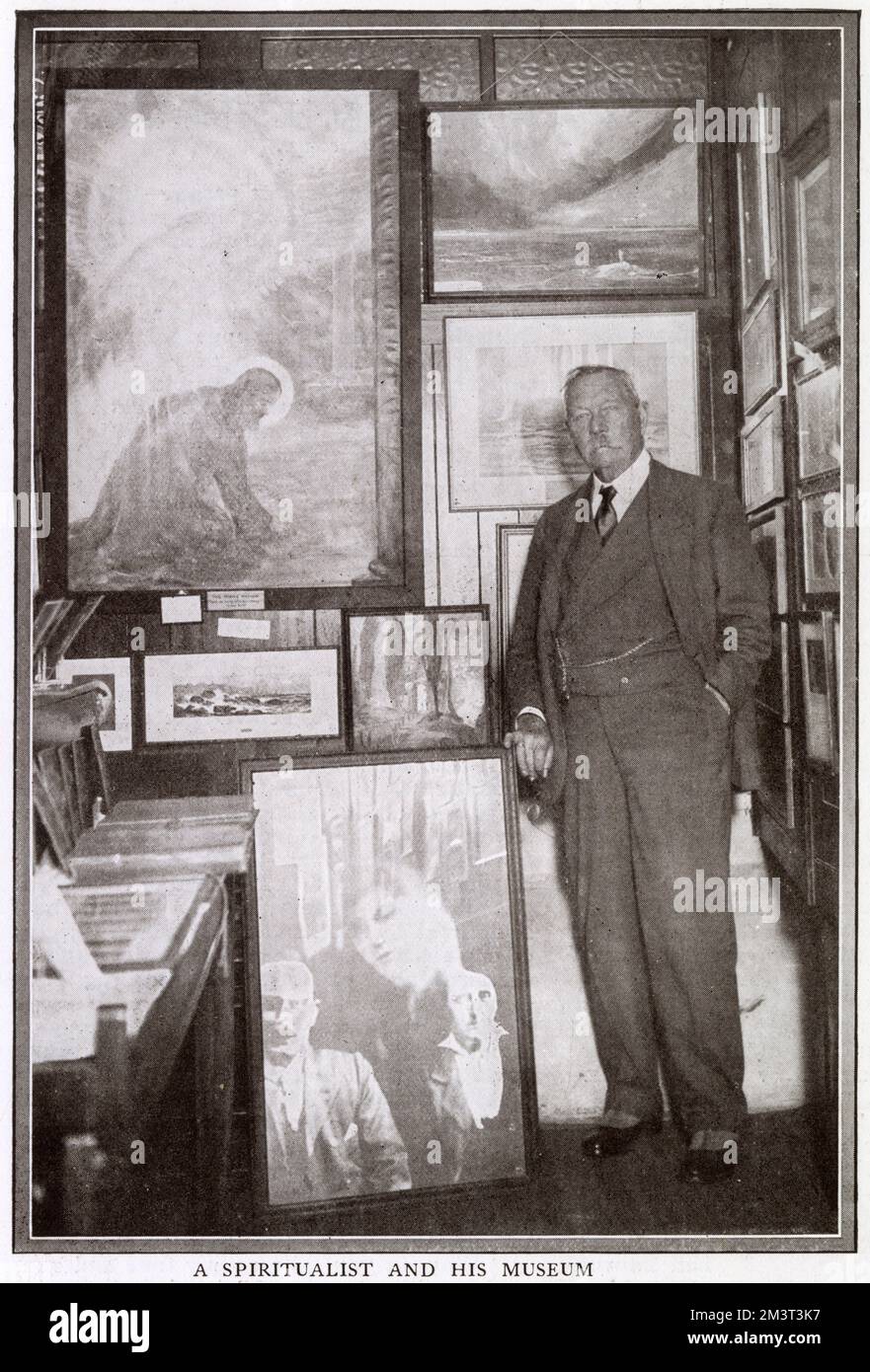 Sir Arthur Conan Doyle (1859 - 1930), con parte del suo museo spiritualistico a Westminster, tra cui la fotografia Sprit e le opere d'arte create mentre i creatori sperimentavano 'influenza psichica'. Data: 1928 Foto Stock