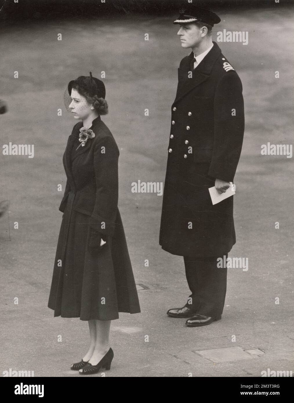 Regina Elisabetta II e Duca di Edimburgo in servizio ricordo, tenuto al Cenotaph di Londra ogni anno. Data: 9 novembre 1952 Foto Stock