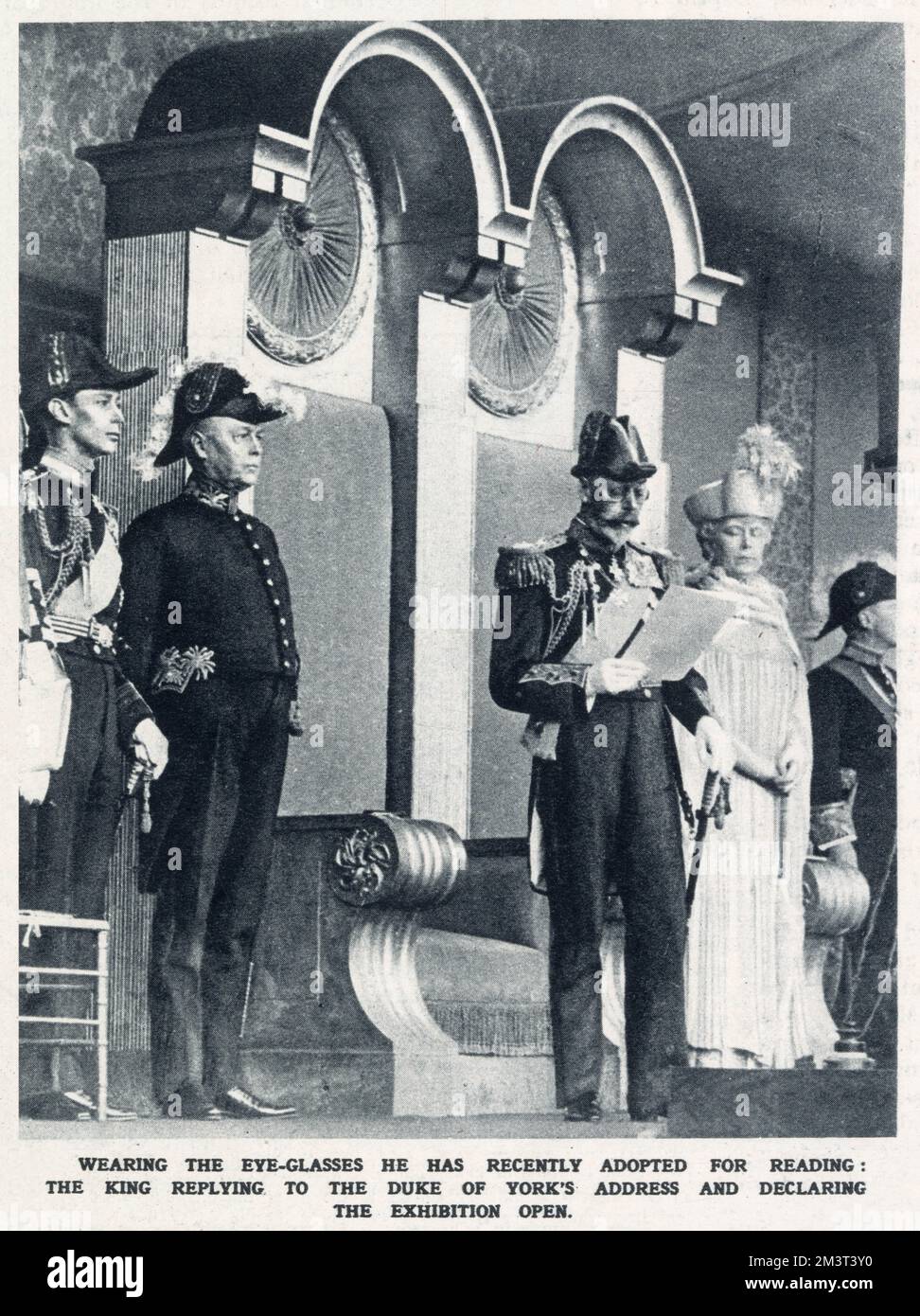 Re Giorgio V, indossando gli occhiali da vista che aveva recentemente adottato per la lettura, rispondendo al discorso del Duca di York e dichiarando aperta la British Empire Exhibition a Wembley. Foto Stock