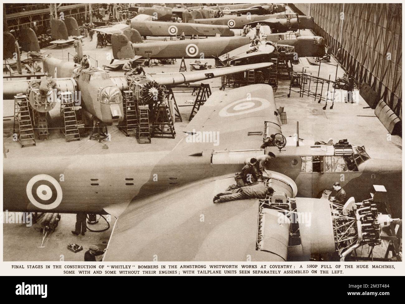 Fasi finali della costruzione del bombardiere Whitley presso le opere di Armstrong Whitworth a Coventry. Una stanza piena di enormi macchine, alcune con e senza motori. Data: Marzo 1939 Foto Stock